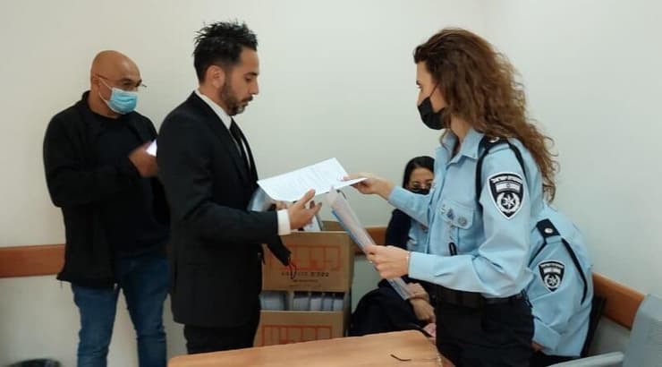 עו"ד משה מזור והשוטרים בבית המשפט