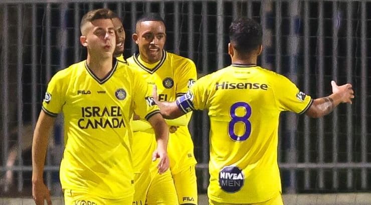 שחקני מכבי ת"א חוגגים עם קרלוס ריברה