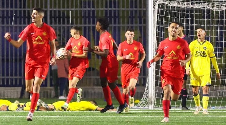 שחקני אשדוד חוגגים עם חי בוזגלו