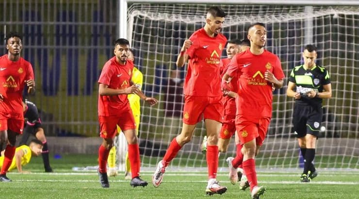 שחקני אשדוד חוגגים עם חי בוזגלו