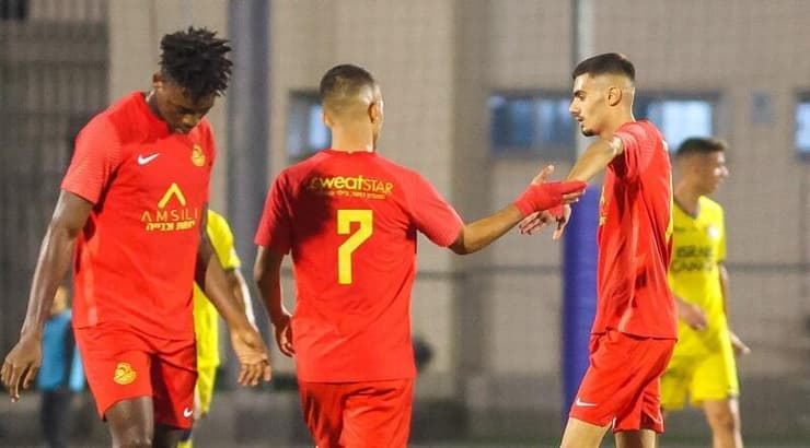 שחקני אשדוד חוגגים עם חי בוזגלו