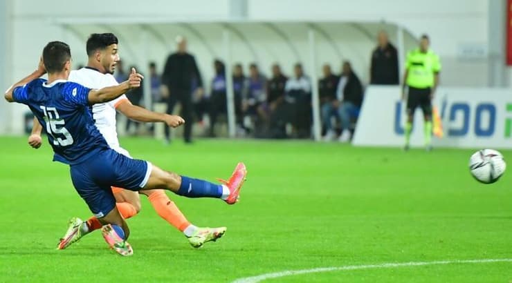 רועי פדידה בועט (חגי מיכאלי) רועי פדידה בועט