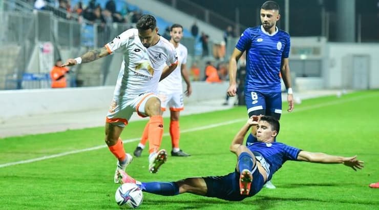 אלמוג בוזגלו במאבק (חגי מיכאלי) אלמוג בוזגלו במאבק