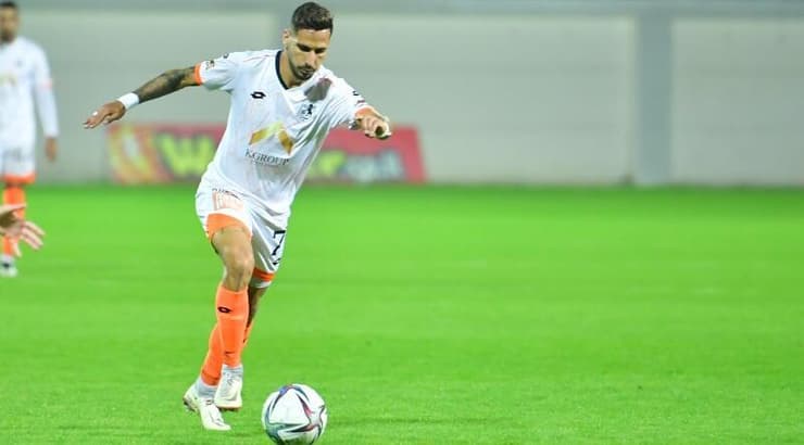 אלמוג בוזגלו עם הכדור (חגי מיכאלי) אלמוג בוזגלו עם הכדור