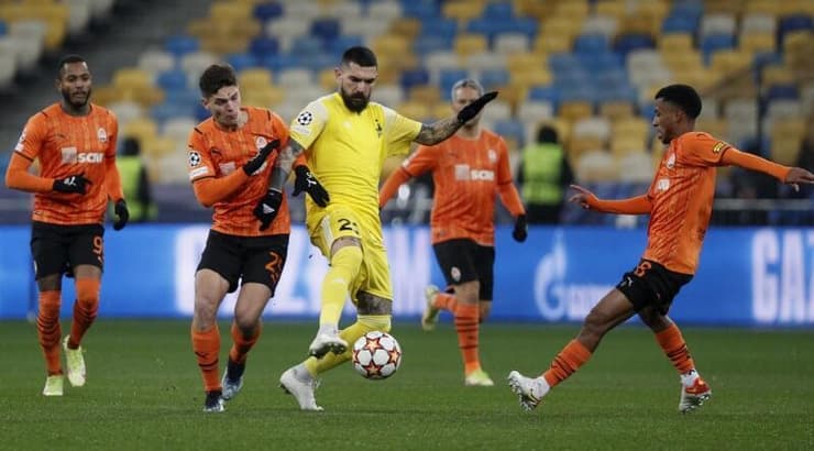 דימיטריוס קולובוס מוקף בשחקני שחטאר