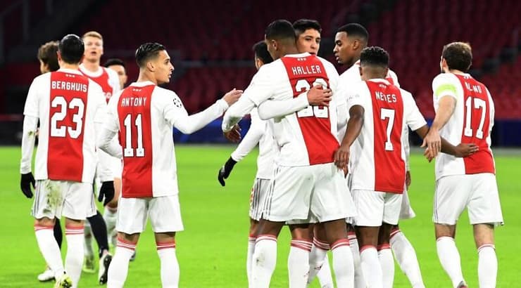 שחקני אייאקס חוגגים עם סבסטיאן האלר