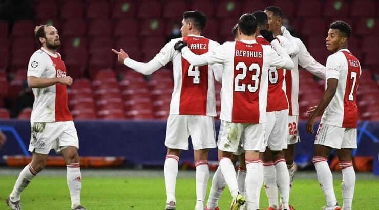 שחקני אייאקס חוגגים