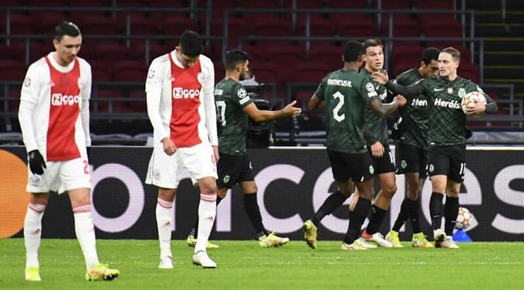 שחקני ספורטינג חוגגים עם נונו סנטוס