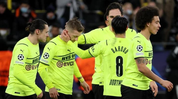 שחקני בורוסיה דורטמונד חוגגים עם מרקו רויס