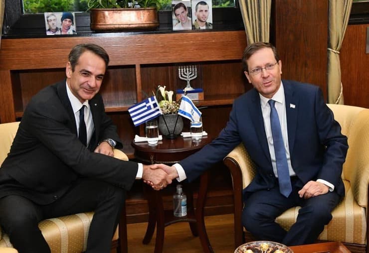 הרצוג בפגישתו עם ראש ממשלת יוון, קיריאקוס מיצוטאקיס