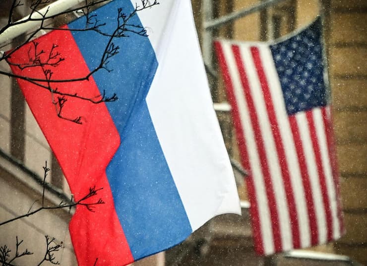 פסגה וירטואלית נשיא ארה"ב ג'ו ביידן נשיא רוסיה ולדימיר פוטין דגלים ליד שגרירות ארה"ב ב מוסקבה