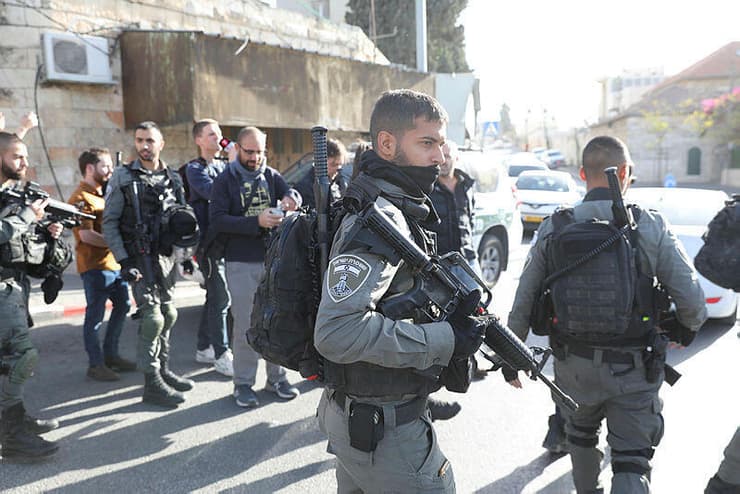 כוחות הביטחון סמוך לבית הספר במזרח ירושלים