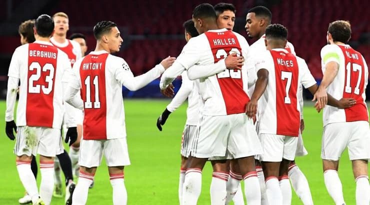 שחקני אייאקס חוגגים