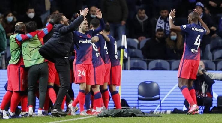 סימאונה חוגג עם שחקני אתלטיקו (רויטרס) סימאונה חוגג עם שחקני אתלטיקו