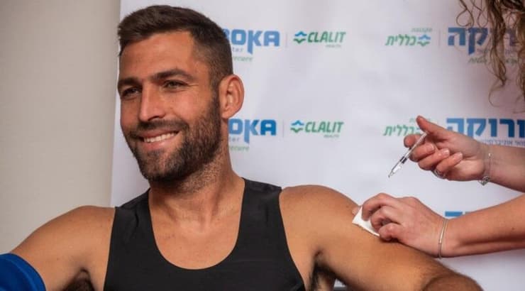 איתי שכטר מקבל חיסון