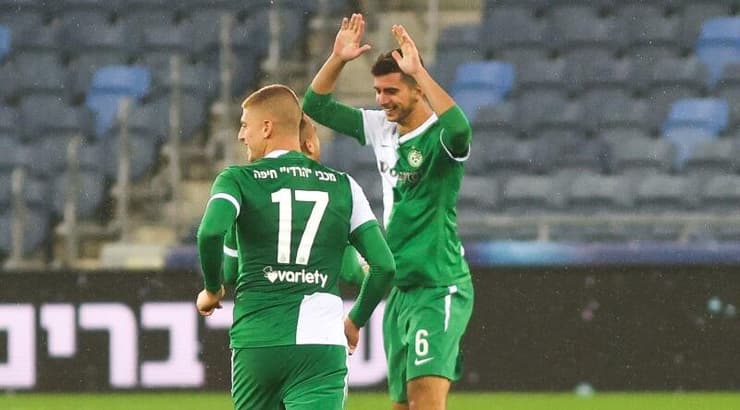 שחקני מכבי חיפה חוגגים (שחר גרוס) שחקני מכבי חיפה חוגגים