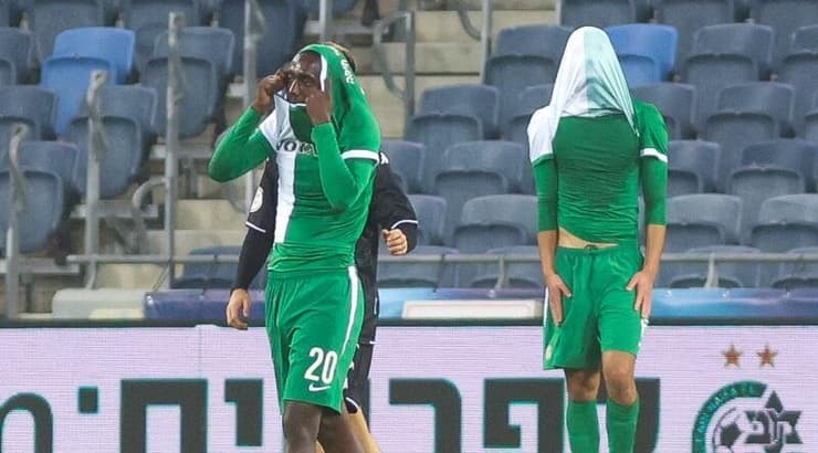 שחקני מכבי חיפה מאוכזבים בסיום (שחר גרוס) שחקני מכבי חיפה מאוכזבים בסיום