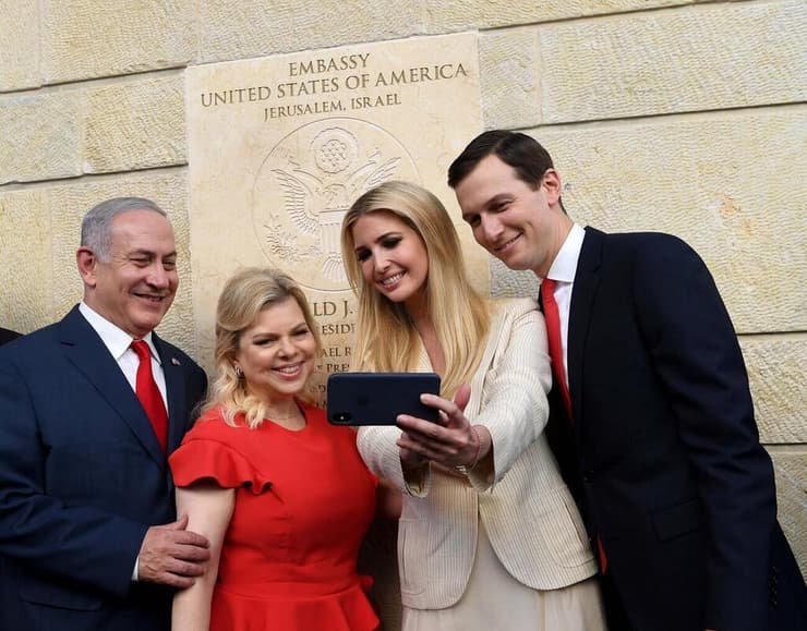 בנימין ושרה נתניהו לצד ג'ארד קושנר ואיוונקה טראמפ בטקס חנוכת השגרירות בירושלים
