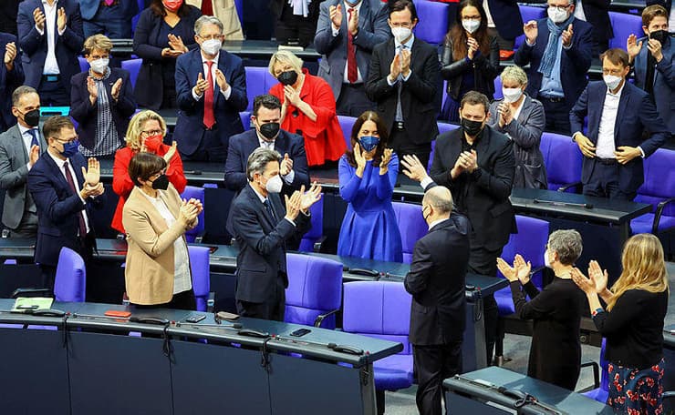 קנצלר גרמניה החדש אולף שולץ ב הצבעה על מינויו בפרלמנט