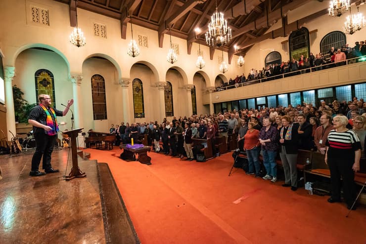 כנס למען להט"ב ב כנסייה מתודיסטית ב קליפורניה ארה"ב 2019