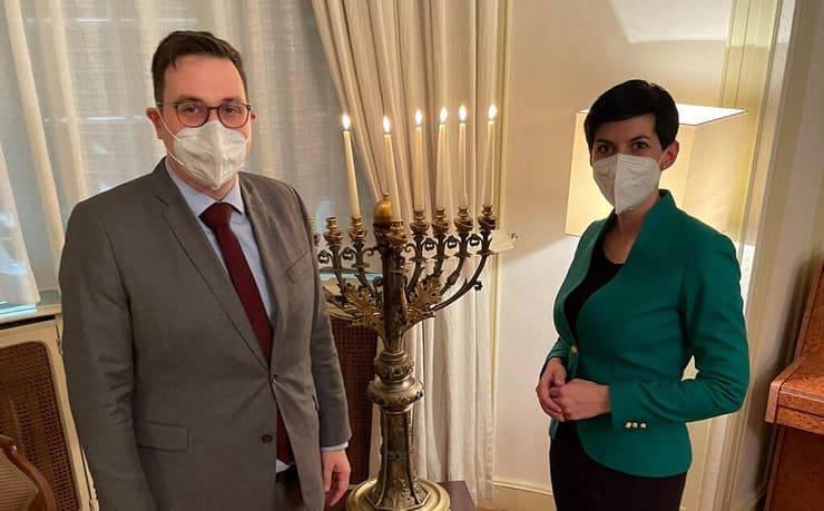 יאן פיפאבסקי שר החוץ המיועד של צ'כיה בהדלקת נרות אצל שגרירת ישראל בצ'כיה אנה אזארי