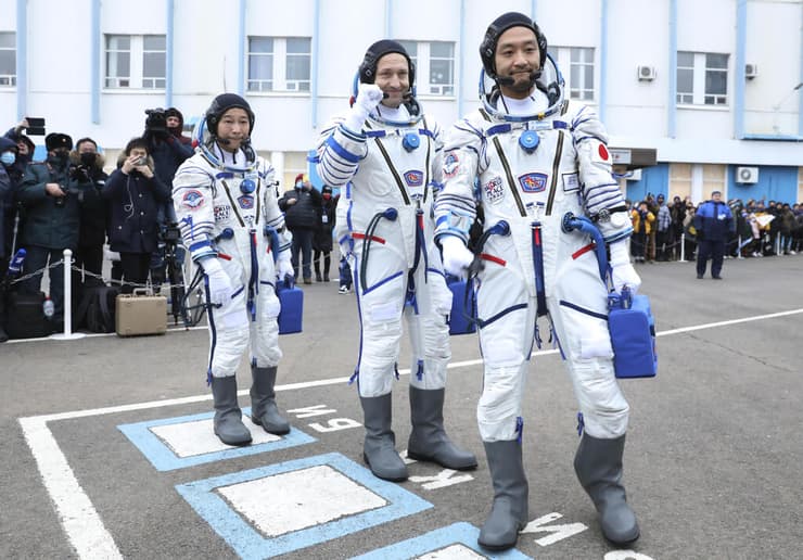 יוסאקו מאזאווה מיליארדר המריא ל תחנת החלל הבינלאומית רקטת סויוז שיגור מ קזחסטן