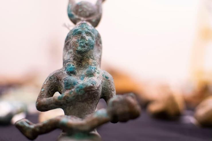 פסל איזיס האלה המניקה שהוחזר למצרים