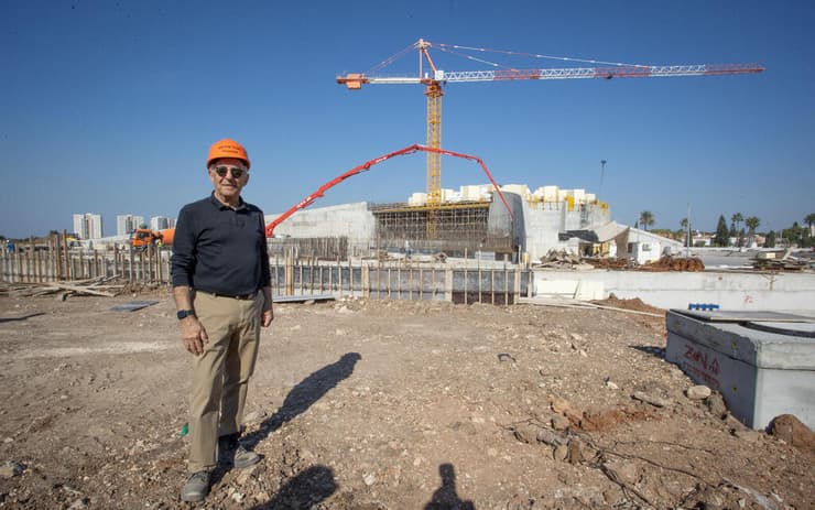 המהנדס האיראני חוסרי רואי באתר הבנייה