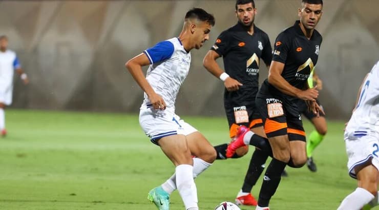 אור רויזמן עם הכדור (שחר גרוס) אור רויזמן עם הכדור