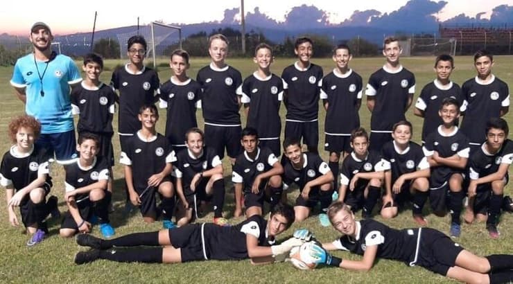 קבוצת ילדים א' יחד עם מאמנם אלרואי כהן