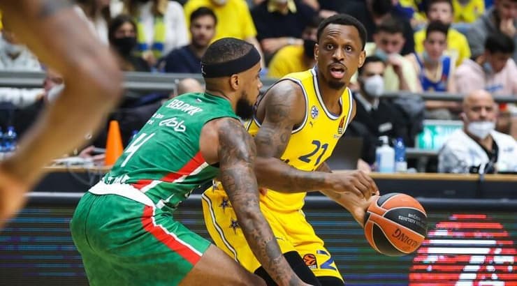 ג'יימס נאנלי (איציק בלניצקי) ג'יימס נאנלי