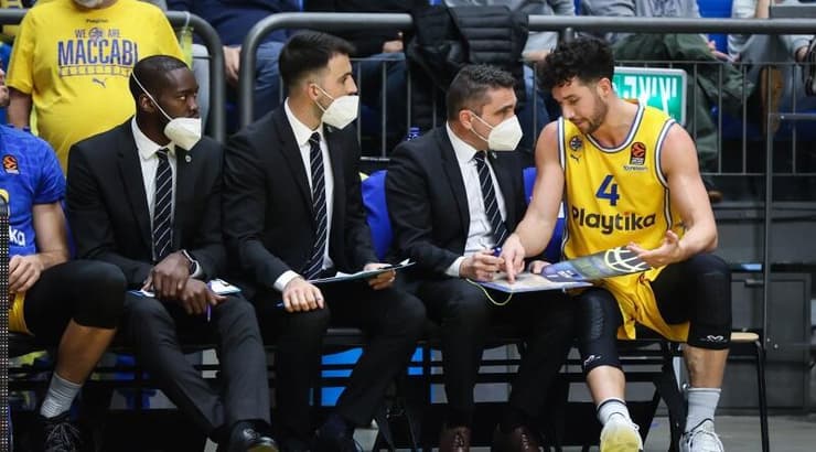 אנג'לו קלויארו והצוות המקצועי (איציק בלניצקי) אנג'לו קלויארו והצוות המקצועי