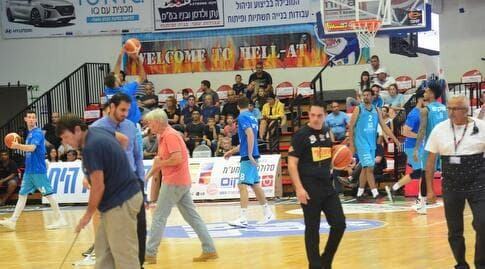 מורידים את המדבקות מהפרקט במשחק באילת