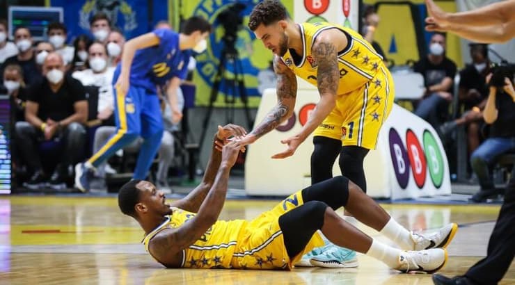 סקוטי ווילבקין מרים את ג'יימס נאנלי מהפרקט