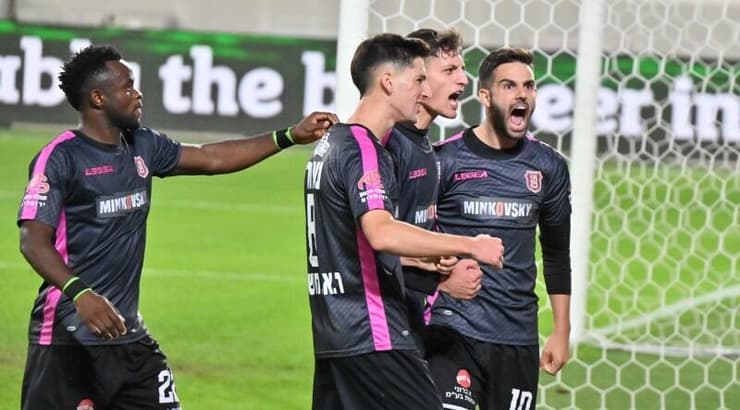 שחקני הפועל ירושלים חוגגים עם גיא חדידה (ראובן שוורץ) שחקני הפועל ירושלים חוגגים עם גיא חדידה