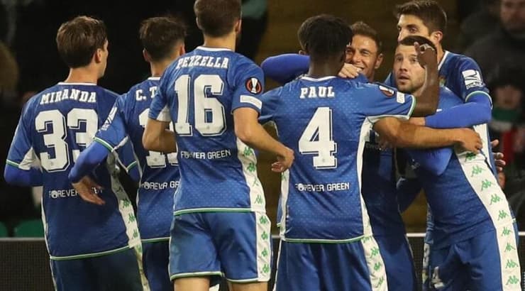 שחקני בטיס חוגגים