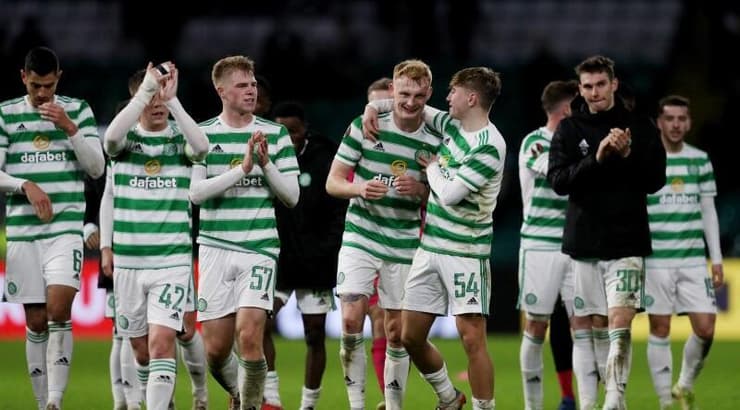 שחקני סלטיק מודים לקהל בסיום