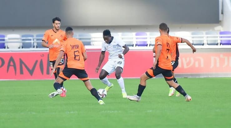 אדם אליו יהו מנסה להשתחרר מהלחץ