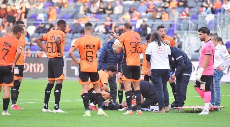 שחקני בני יהודה סביב אבישי כהן