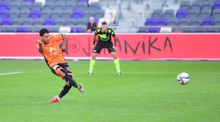 עמית זנטי בועט את הפנדל