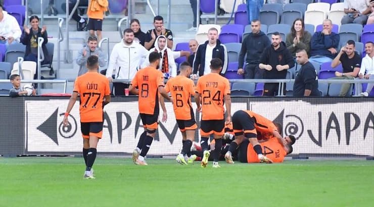 שחקני בני יהודה חוגגים