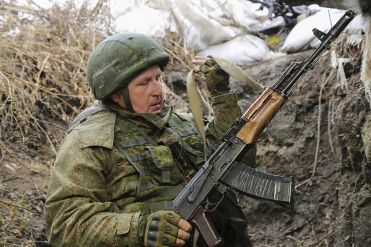 לוחם חיילים באזור ב מזרח אוקראינה שנשלט על ידי בדלנים פרו-רוסים רוסיה 
