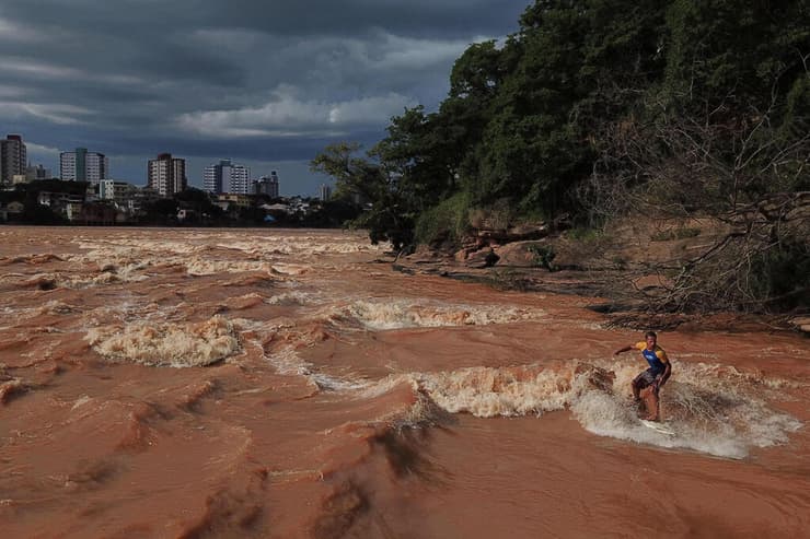 תמונות השנה של AFP שנת 2021 גולש ברזילאי פאולו גווידו גולש ב נהר דוסה עם עליית המפלס בגלל הגשמים 19 ינואר
