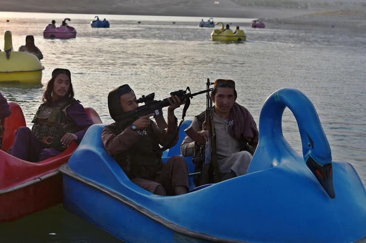 תמונות השנה של AFP שנת 2021 אנשי טליבאן שטים בסירה ב פארק שעשועים פאתי קאבול 28 ספטמבר