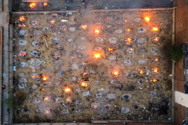 תמונות השנה של AFP שנת 2021 טקסי שריפה של מתים מקורונה ב גל הקורונה הגדול ב הודו 26 אפריל