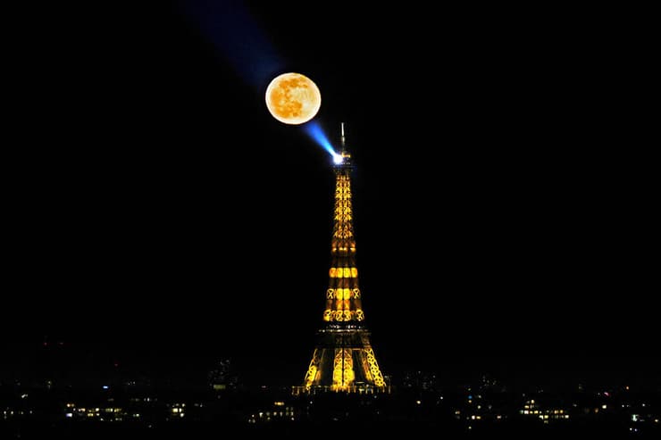תמונות השנה של AFP שנת 2021 ירח מעל מגדל אייפל 28 פברואר