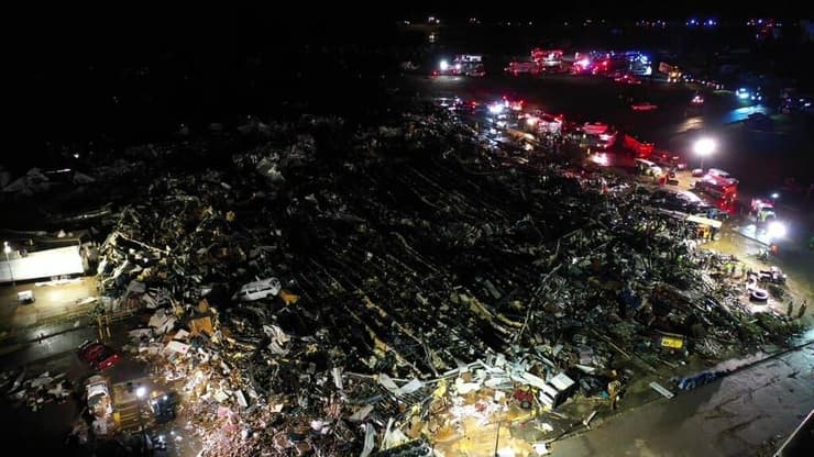 הרס בעקבת טורנדו בעיירה מייפילד ב קנטקי ארה"ב
