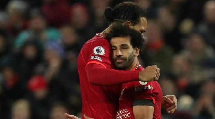 וירג'יל ואן דייק ומוחמד סלאח חוגגים (רויטרס) וירג'יל ואן דייק ומוחמד סלאח חוגגים