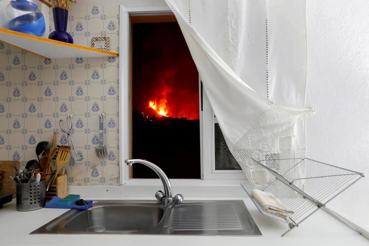 תמונות השנה של רויטרס 2021 אש בוערת הר הגעש קומברה ויאחה ב לה פאלמה הקנריים 28 ספטמבר