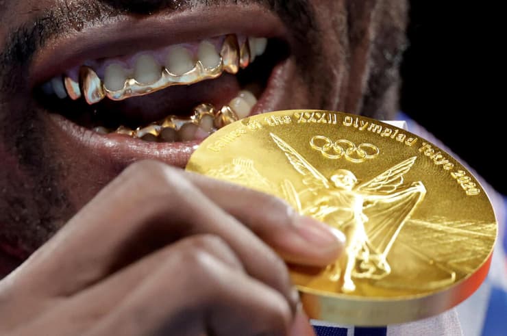 תמונות השנה של רויטרס 2021 אגרוף חוליו סזאר לה קרוס מ קובה נושך את מדליית הזהב שלו 6 אוגוסט